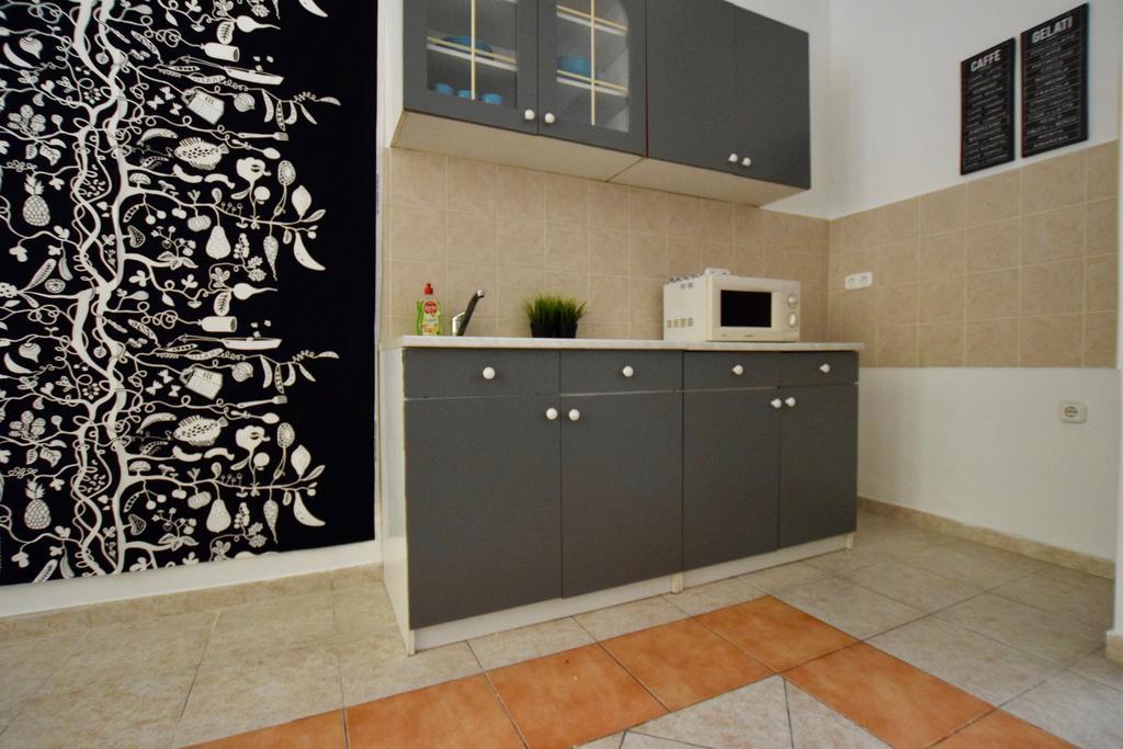 Budget Apartment By Hi5 - Akacfa 4 ブダペスト エクステリア 写真